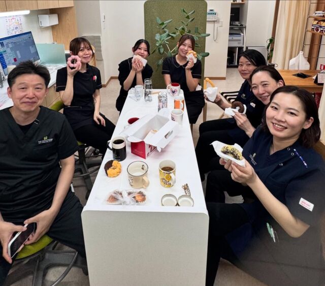 今日は検査も早く終わり、みんなで休憩☕️
普段はみんなでお茶する時間もなかなか取れないので、こんな時間は貴重です。
明日からは新年度、4月は毎年ゆっくりペースで進んでいます。

#消化器内視鏡クリニック
#京都市中京区#京都市役所
#烏丸御池#京阪三条
#消化器内科#内視鏡
#胃カメラ#大腸カメラ
#各種健康診断
#看護師#パートスタッフ
#事務#パートスタッフ
#木日祝日は休診
#ドーナツ休憩
#明日から4月
#新年度