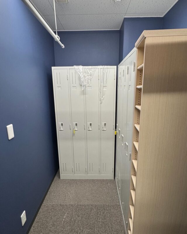 だいぶ完成が見えてきました
更衣室も以前より、ずいぶん広くなり同時に着替えも可能👍
スタッフルームは床を掘ってもらって椅子は置かないスタイル✨みんなで座るのが楽しみ〜

#消化器内視鏡クリニック
#京都市中京区#京都市役所
#烏丸御池#京阪三条
#消化器内科#内視鏡
#胃カメラ#大腸カメラ
#各種健康診断
#看護師#正社員
#看護師#パートスタッフ
#事務#正社員
#事務#パートスタッフ
#早期入職
#転職#中途採用
#スタッフが楽しめる場所
#思い出もいっぱい
#楽しみもいっぱい
#改装工事
#非常勤医師の部屋
#掘りごたつ風
#みんながくつろげる部屋