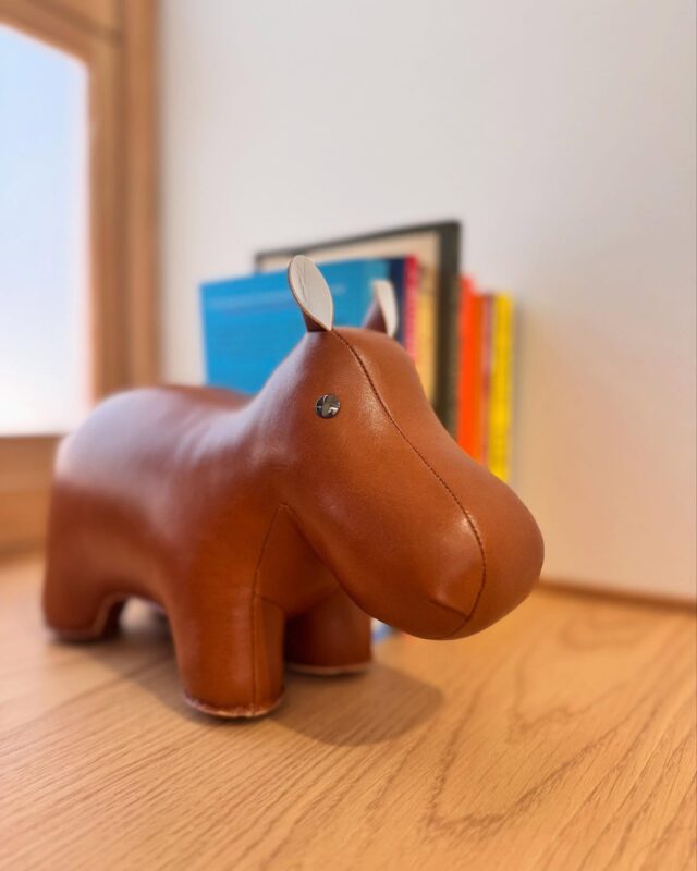 また、院長が一目惚れして購入した一品
カバの置物…実はブックスタンドなんです
このカバを置くために英字の本も用意
可愛いけど〜当院の待合室はキャラが大渋滞中
これから、またどんな仲間が増えていくのか楽しみにしていてください

#消化器内視鏡クリニック
#京都市中京区#京都市役所
#烏丸御池#京阪三条
#消化器内科#内視鏡
#胃カメラ#大腸カメラ
#各種健康診断
#看護師#正社員
#看護師#パートスタッフ
#事務#正社員
#事務#パートスタッフ
#早期入職
#転職#中途採用
#かば
#可愛い目
#バックスタンド
#実は革製