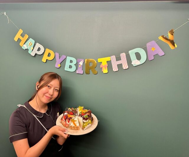 6月のお誕生日。
事務正社員のスタッフです。
スタッフルームが新しくなって初めてのお誕生日。
飾り付けをして…ケーキを準備して…と思っていたのですが😅
本人が先に部屋に入ってしまうというアクシデント😱それでも、喜んでくれて良かったです。

#消化器内視鏡クリニック
#京都市中京区#京都市役所
#烏丸御池#京阪三条
#消化器内科#内視鏡
#胃カメラ#大腸カメラ
#各種健康診断
#看護師#パートスタッフ
#事務#パートスタッフ
#検査予約状況
#6月のお誕生日
#おめでとう
#フルーツタルト
#ぶどうのタルト
#チョコタルト
#フロマージュタルト
#ごちそうさまでした