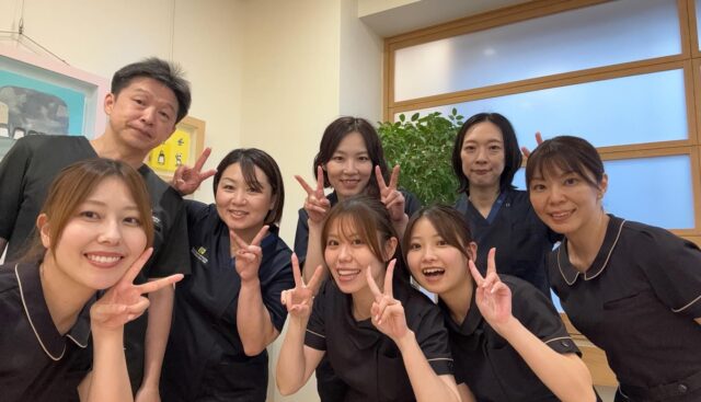 先日、ホームページの写真をたくさん撮ってもらいましたが、こちらの写真はオフショット。
こういうのが、ウチっぽいなぁ〜と、みんなで話してました。
業者の方ともニコニコで、一緒に写真をとりました。ほんといい写真。

#消化器内視鏡クリニック
#京都市中京区#京都市役所
#烏丸御池#京阪三条
#消化器内科#内視鏡
#胃カメラ#大腸カメラ
#各種健康診断
#看護師#正社員
#看護師#パートスタッフ
#事務#正社員
#事務#パートスタッフ
#早期入職
#転職#中途採用
#スマホで撮影
#セルフタイマー
#笑いすぎて
#目あいてないのもいっぱいある
#誰かがよそ見
#笑笑