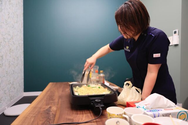 念願のみんな揃ってのご飯です。
スタッフルームが完成して、ホットプレートを購入してもらって、スタッフルームで焼きそばパーティ✨
これから、お好み焼き、たこ焼き、いろんな食事をみんなで楽しみたいと思います。

#消化器内視鏡クリニック
#京都市中京区#京都市役所
#烏丸御池#京阪三条
#消化器内科#内視鏡
#胃カメラ#大腸カメラ
#各種健康診断
#看護師#正社員
#看護師#パートスタッフ
#事務#正社員
#事務#パートスタッフ
#早期入職
#転職#中途採用
#焼きそば
#みんなでお昼ご飯
#ホットプレートご飯
#ソース大好き
#関西人
#笑笑